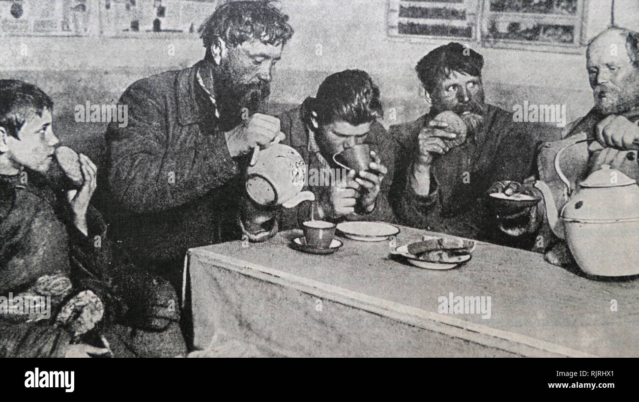 Fotografia che mostra la Russia sovietica contadini mangiare e bere a casa. La Russia; 1926 Foto Stock