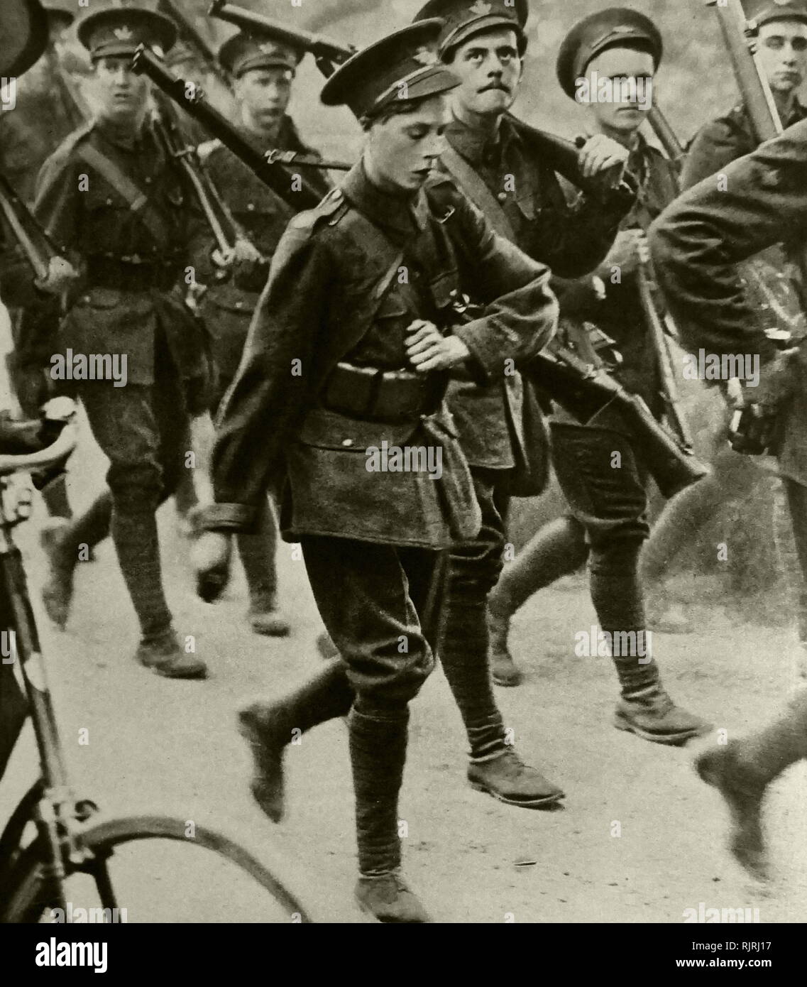Edward Prince of Wales marche con nuove reclute sin dall'inizio della Prima Guerra Mondiale. 1914 Foto Stock