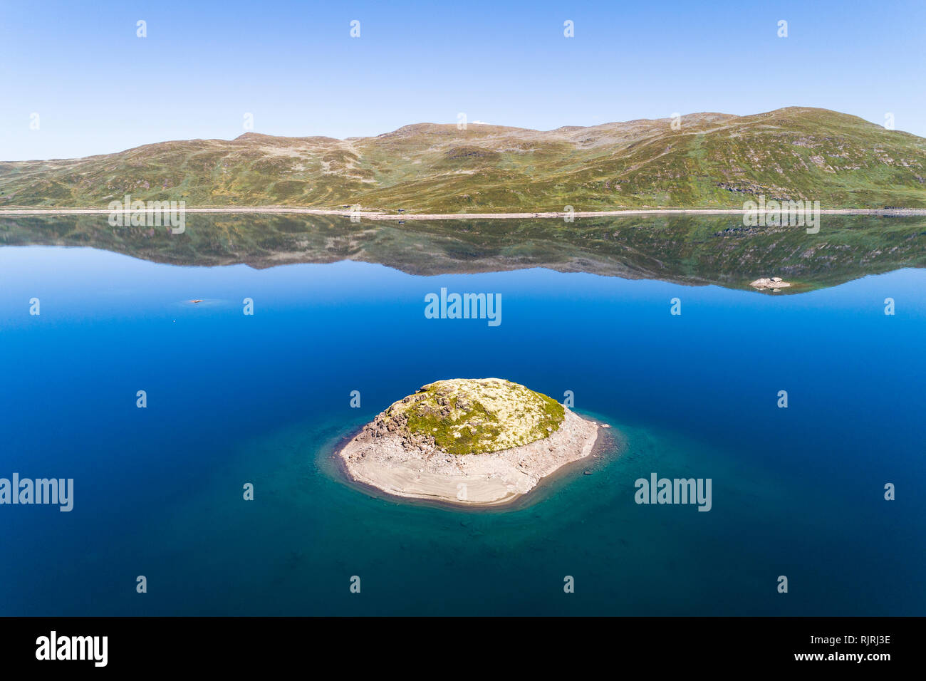 La riflessione Jutunheimen montagne nel lago di Tyin, vista aerea, Norvegia, Europa Foto Stock