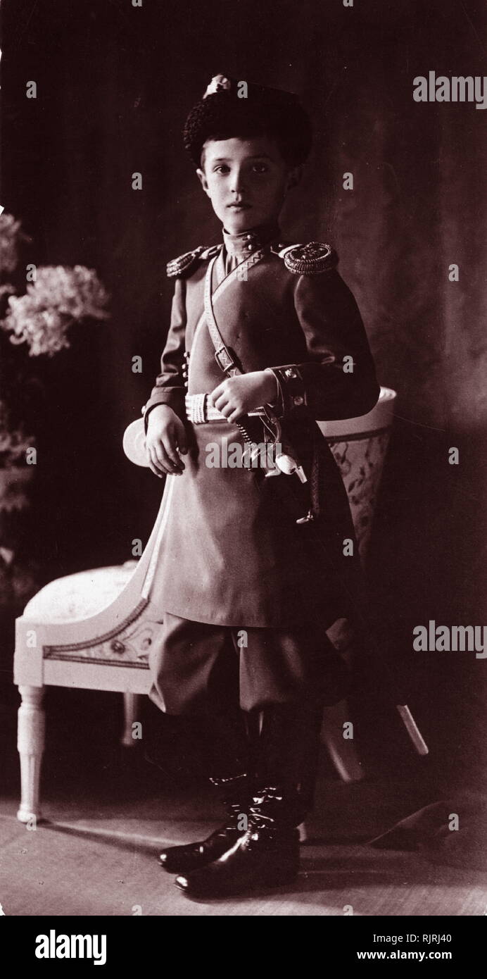 Alexei Nikolaevich (1904 - 1918); Tsarevich e apparente erede al trono dell'impero russo. Egli era il bambino più in giovane età e soltanto figlio di imperatore Nicola II e l'imperatrice Alexandra Feodorovna. Egli era nato con emofilia; sua madre della dipendenza della fede guaritore Grigori Rasputin per trattare la malattia ha contribuito a portare circa la fine della dinastia dei Romanov. Foto Stock
