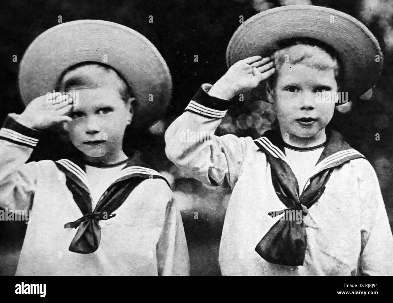 Da sinistra a destra il principe albert (più tardi re George VI), e Prince Edward (più tardi re Edward VIII). Circa 1900 Foto Stock