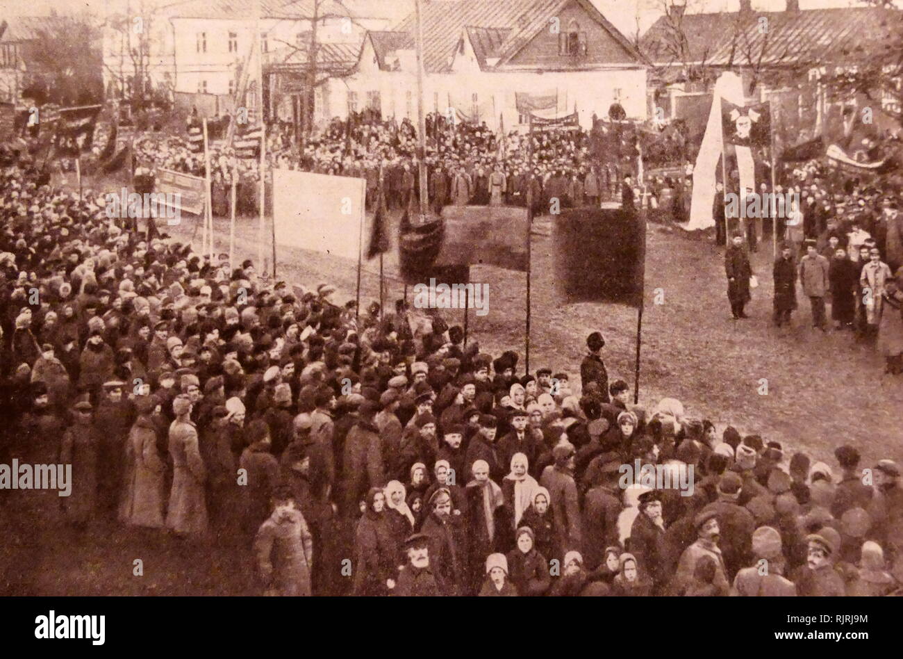 Fotografia che mostra la folla di rivoluzionari durante la rivoluzione russa del 1917 Foto Stock