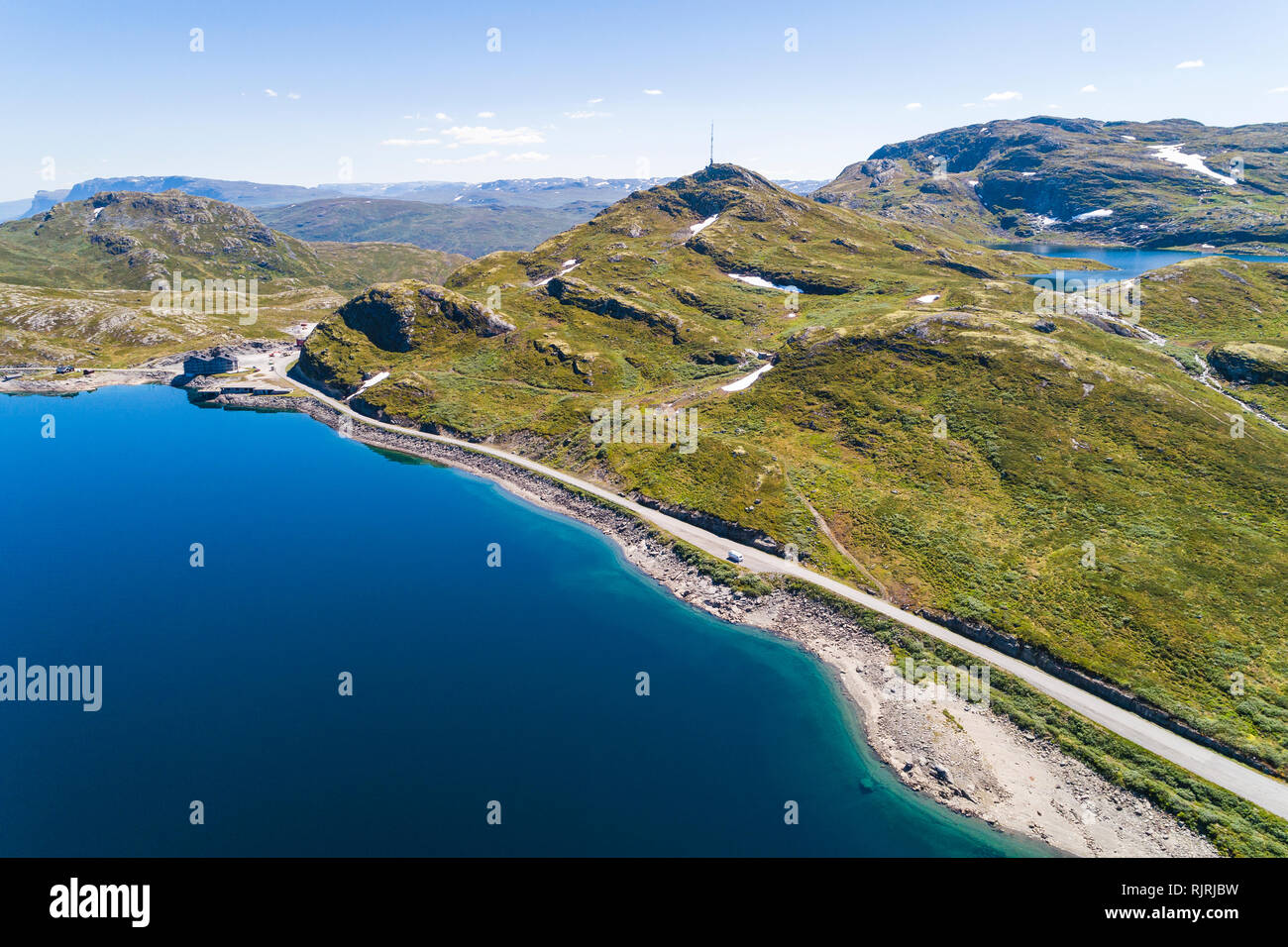 Vista aerea del Lago di Tyin circondato da montagne Jutunheimen, Norvegia, Europa Foto Stock