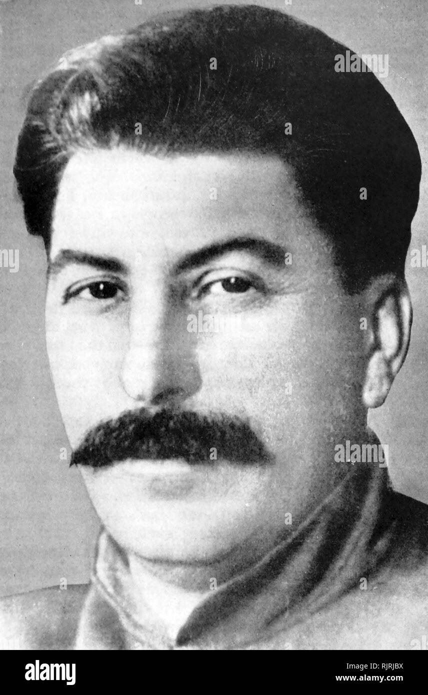 Joseph Stalin (1878 - 1953); rivoluzionario sovietico e politico di etnia georgiana. Egli dominava la Unione Sovietica dal mid-1920s fino alla sua morte nel 1953, tenendo i titoli di Segretario Generale del Partito Comunista dell'Unione Sovietica da 1922 a 1952 e la nazione il Premier dal 1941 al 1953 Foto Stock