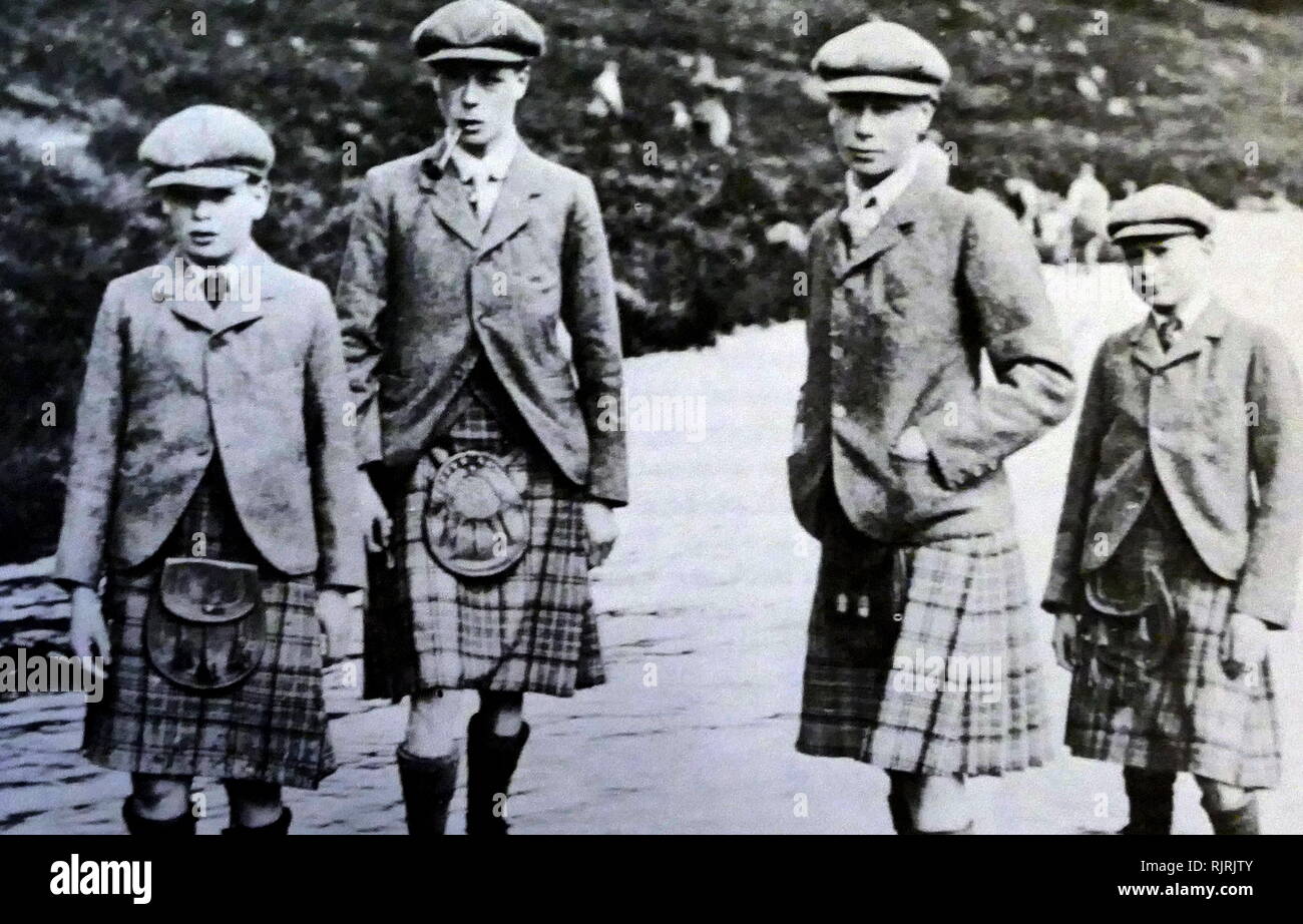Da sinistra a destra il Duca di Kent, Prince Edward (più tardi re Edward VIII), il Principe Albert (più tardi re George VI) e il Principe Enrico di Gloucester come i bambini. Circa 1913 Foto Stock