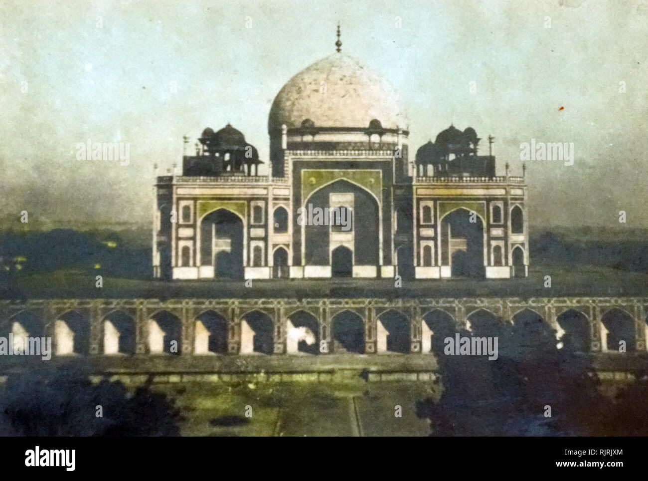 La tomba di Humayun (Maqbaera e Humayun) è la tomba dell'imperatore Mughal Humayun a Delhi, India. La tomba era stata commissionata da Humayun prima moglie e chief consorte, Imperatrice Bega iniziata nel 1569-70 e progettato da Mirak Mirza Ghiyas e suo figlio, Muhammad Sayyid. È stato il primo giardino-tomba sul subcontinente indiano e si trova a est Nizamuddin, Delhi, India. Foto Stock