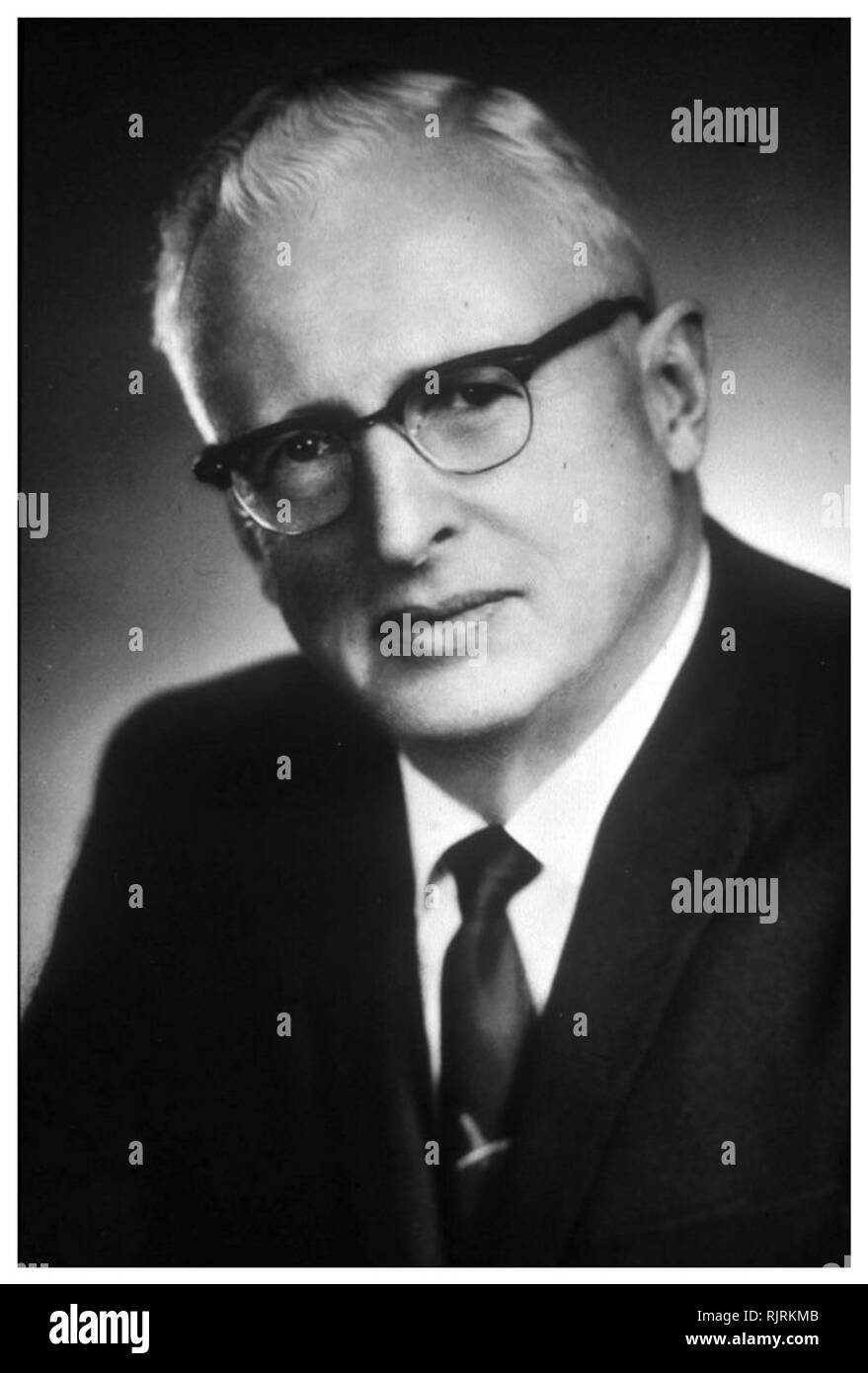 Donald Howard Menzel (1901 - 1976), American teorico di astronomo e astrofisico. Egli ha scoperto le proprietà fisiche del solar chromosphere, la chimica di stelle, l'atmosfera di Marte e la natura delle nebulose gassose. Egli fu nominato membro del In UFO teorie cospirative, maestose 12 (o MJ-12); nome in codice di un presunto comitato segreto di scienziati, i leader militari e funzionari di governo, formata nel 1947 da un ordine esecutivo da parte degli Stati Uniti Il presidente Harry Truman per facilitare il recupero e l'indagine di navicelle aliene Foto Stock
