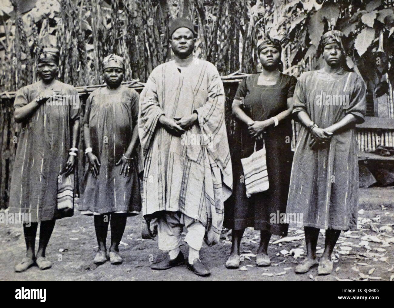 Leader tribali con le sorelle; Camerun, Africa occidentale circa 1935 Foto Stock