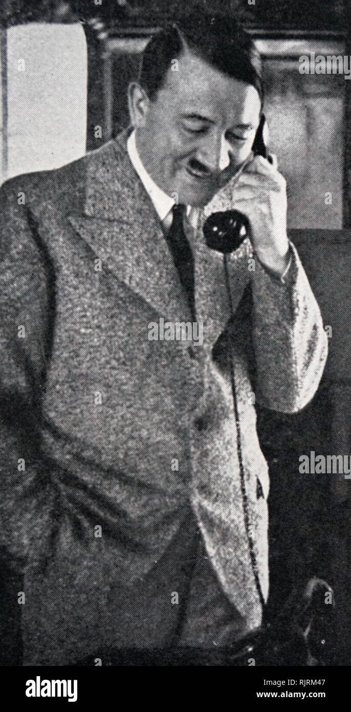 Adolf Hitler (1889 - 1945), uomo politico tedesco, demagogo. leader del partito nazista (Nationalsozialistische Deutsche Arbeiterpartei; NSDAP), egli è salito al potere in Germania come cancelliere nel 1933 e Führer ("LEADER") nel 1934. dittatore della Germania nazista dal 1933 al 1945, Foto Stock