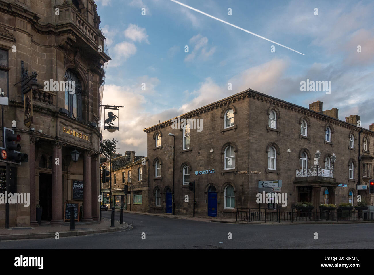 Crocevia al centro di Otley città mercato guardando Barclays Bank e il Black Horse hotel su una bella serata, West Yorkshire Foto Stock
