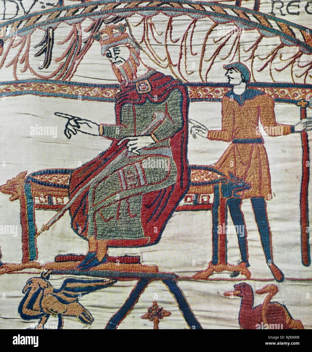 Episodio dall'Arazzo di Bayeux, un panno ricamato quasi 70 metri (230 ft) di lunghezza, che descrive gli eventi che portano fino alla conquista normanna dell'Inghilterra, culminato nella battaglia di Hastings, nel 1066. Si è pensato di data al secolo XI, entro pochi anni dopo la battaglia. Si racconta la storia dal punto di vista della conquista dei Normanni. Foto Stock