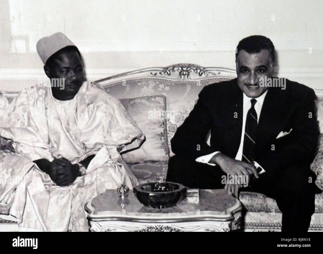 Ahmadou Ahidjo Babatoura, Presidente del Camerun con Gamal Abdel Nasser (1918 - 1970), Presidente dell'Egitto, che serve da 1956 fino alla sua morte nel 1970. Nasser ha portato il 1952 di rovesciare la monarchia e introdotto profonde riforme fondiarie l anno seguente Foto Stock