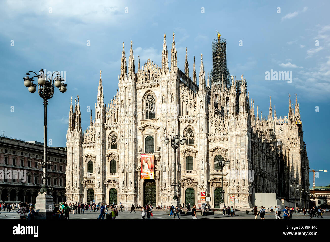 Duomo di Milano e la gente sulla piazza del Duomo di Milano, Italia Foto Stock