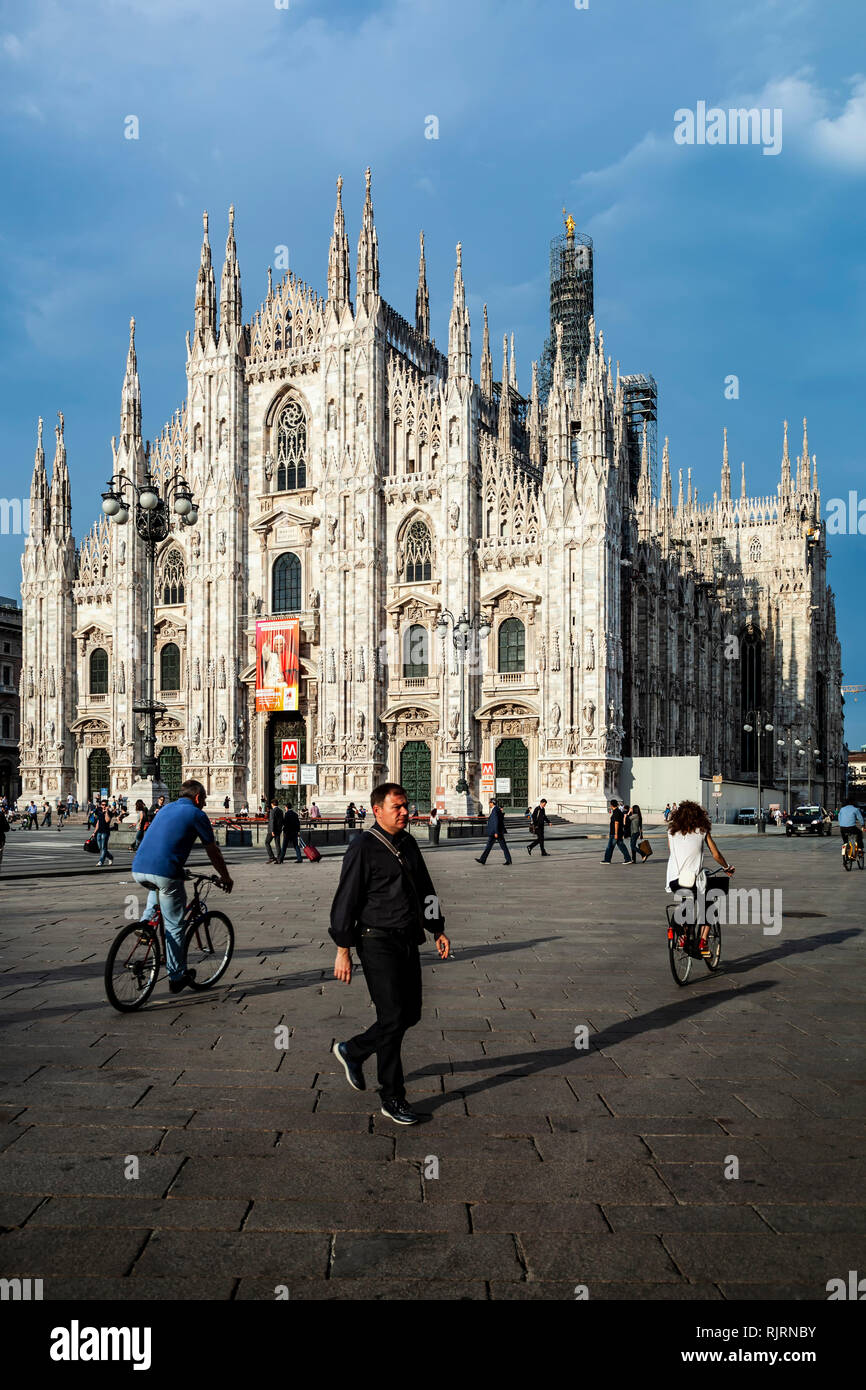 Duomo di Milano, i ciclisti e le persone sulla piazza del Duomo di Milano, Italia Foto Stock