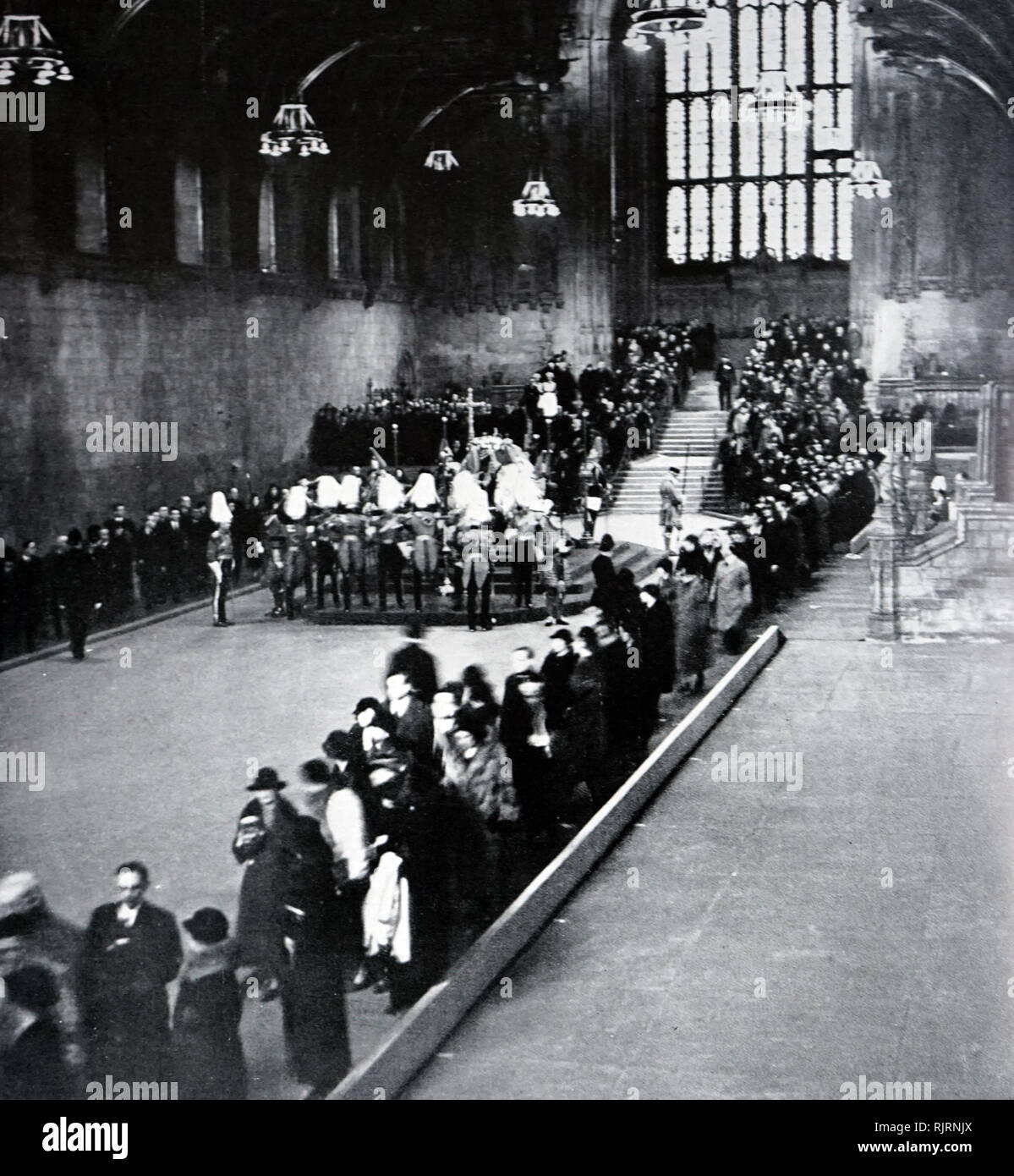 King George V si trova nello stato nella Westminster Hall di Londra come la folla passare la sua bara. Funerali di re Giorgio V (1936); re del Regno Unito e i domini britannici, e l'imperatore di India, dal 6 maggio 1910 fino alla sua morte nel 1936 Foto Stock