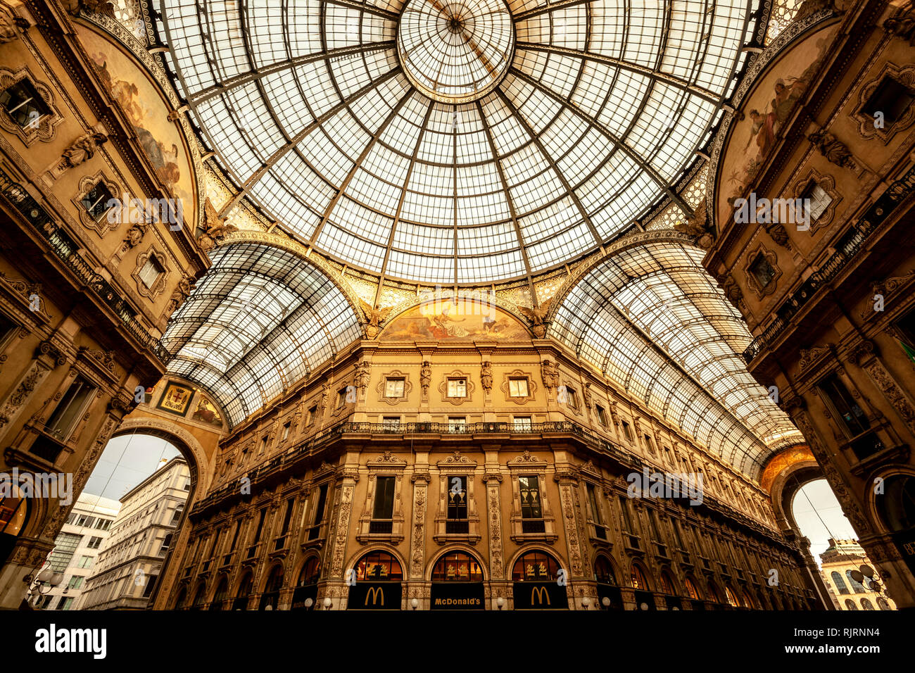 Circolare a soffitto di vetro, atrio e negozi, Galleria Vittorio Emanuele, Milano, Italia Foto Stock