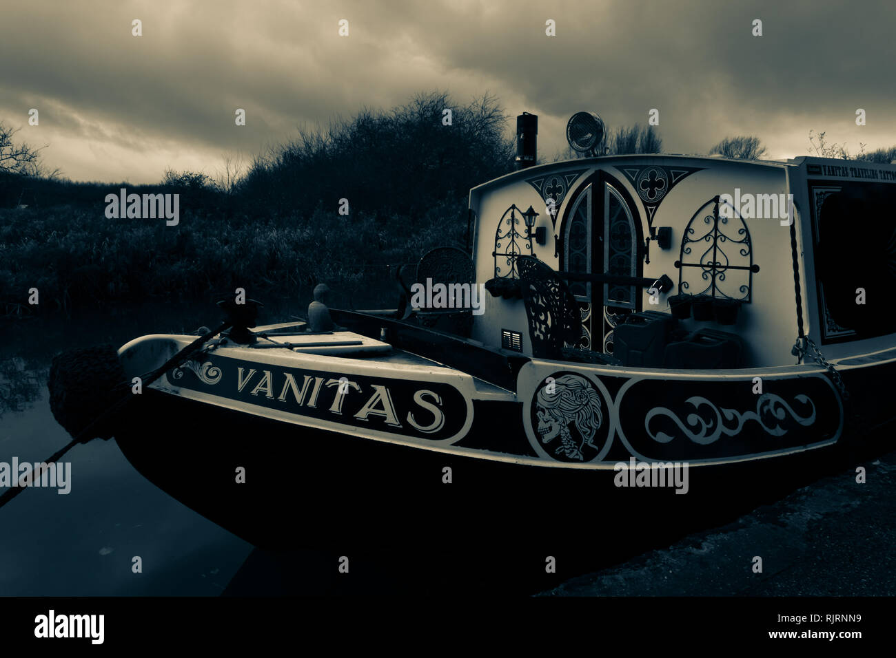 Vanitas viaggiare tattoo shop su una chiatta narrowboat in Newport Pagnell Foto Stock