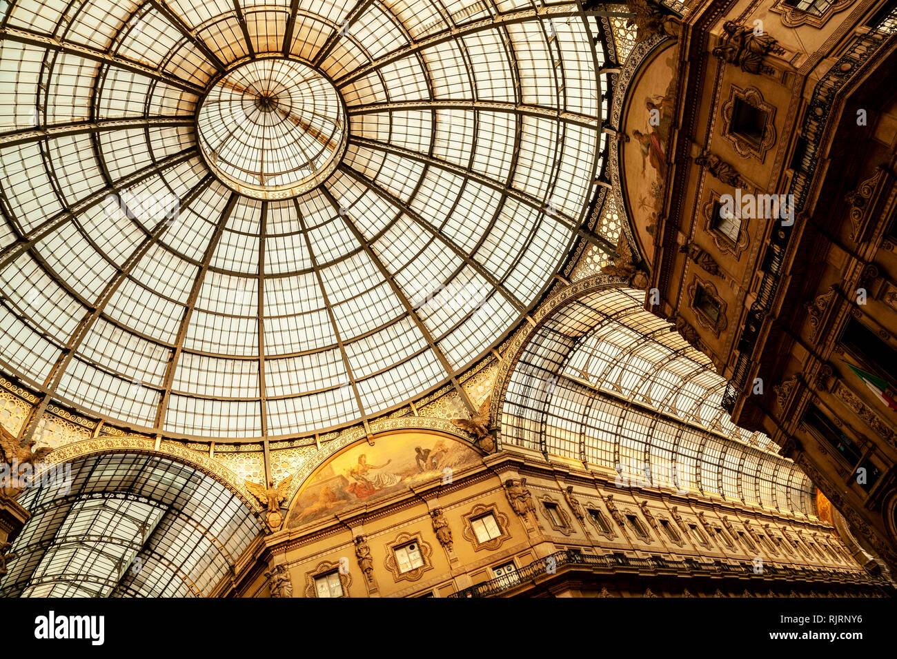Circolare a soffitto di vetro, atrio della Galleria Vittorio Emanuele, Milano, Italia Foto Stock