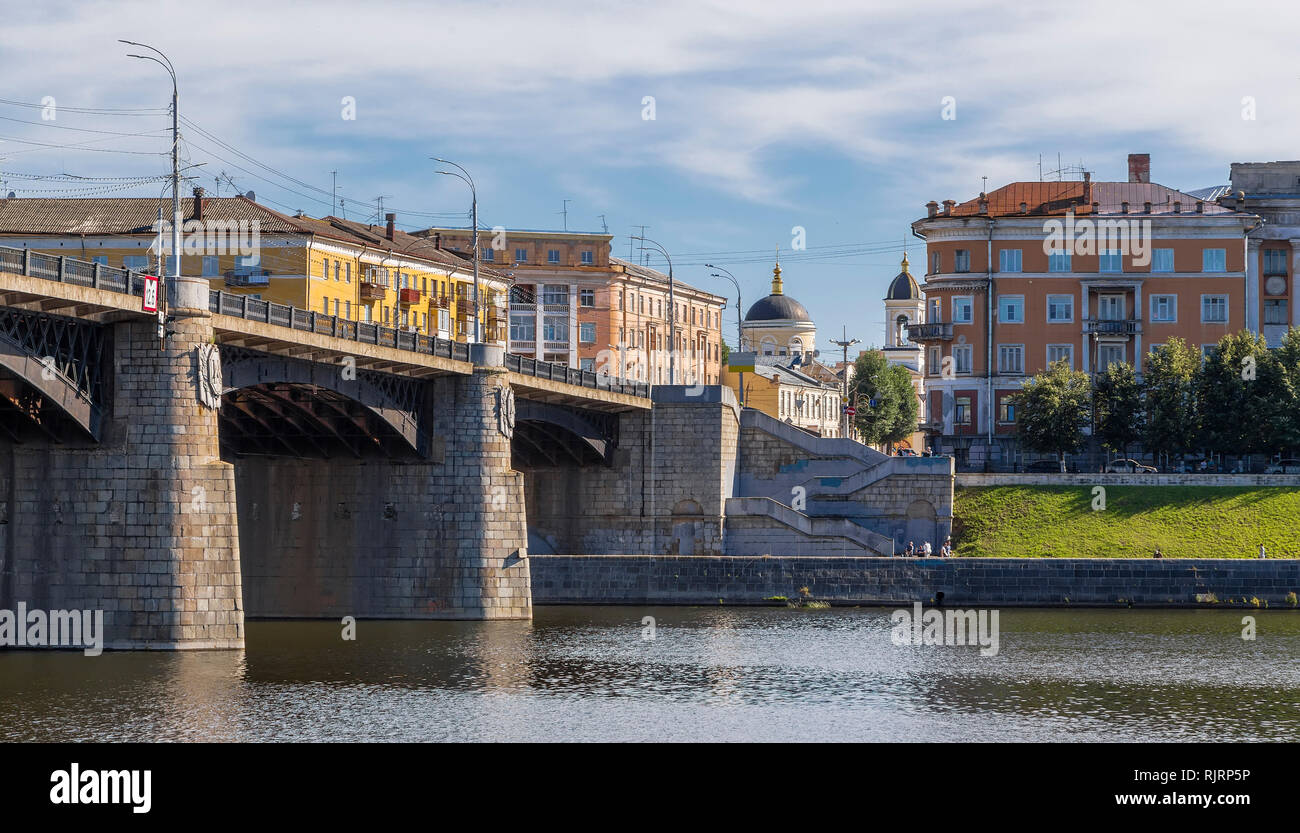 Il ponte sul fiume Volga, il lungomare e la chiesa in distanza. Tver. La Russia Foto Stock