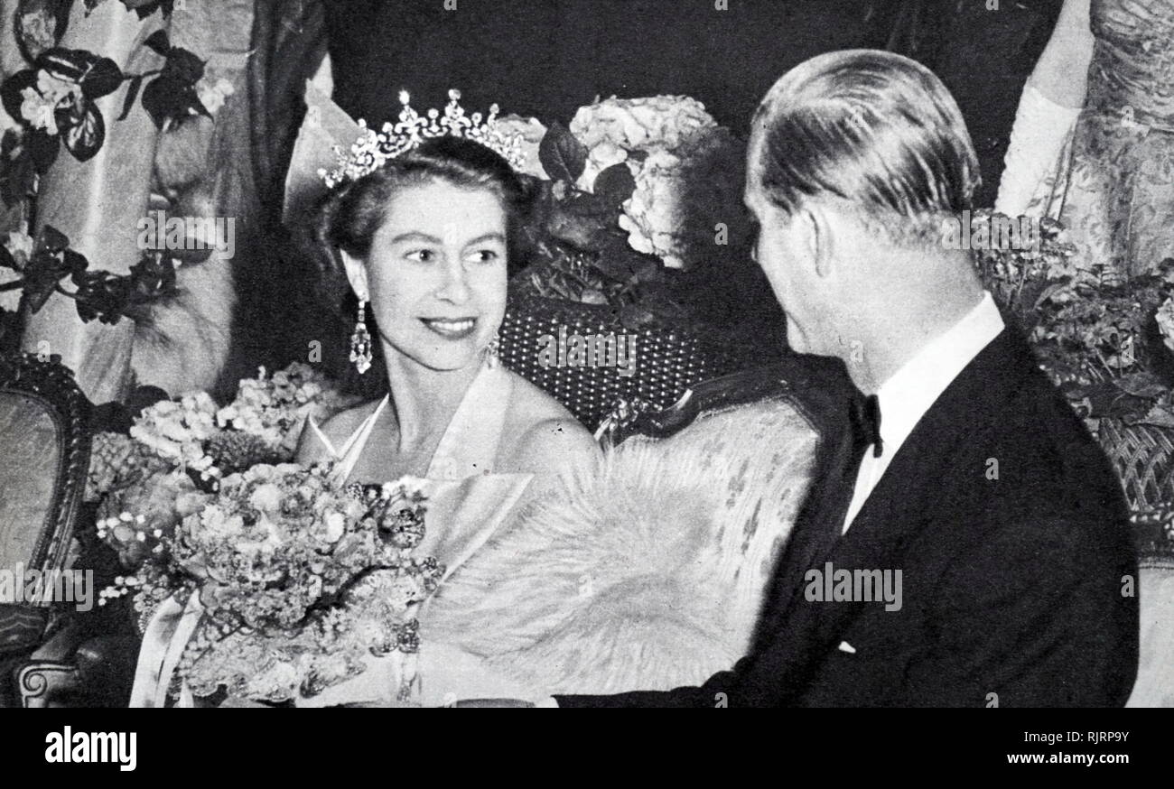 La regina Elisabetta II e il Duca di Edimburgo prima che il sipario rosa per le prestazioni di Gala a Londra's Old Vic Theatre 1953&#13;&#10; Foto Stock