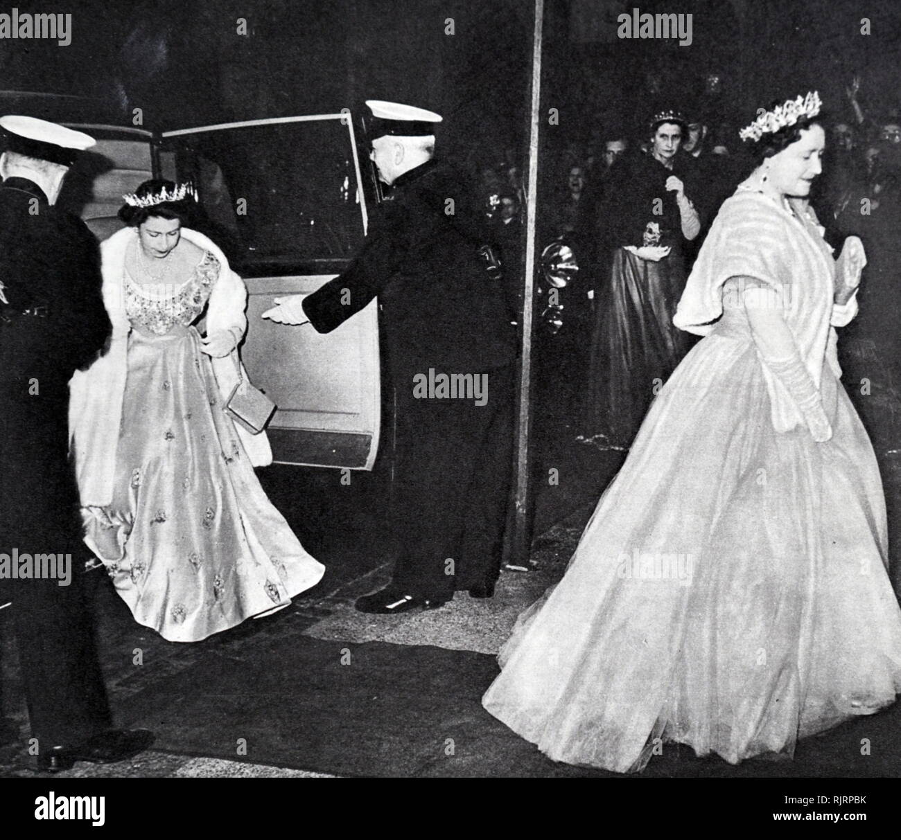 La regina Elisabetta II e la Regina madre arriva per una celebrazione in London 1953&#13;&#10; Foto Stock