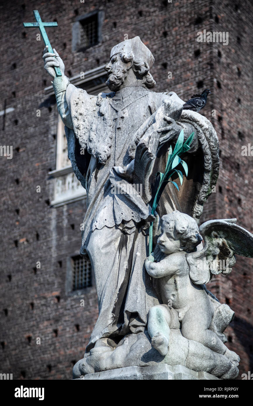 Statua di San Giovanni Nepomuceno (protettore dei soldati), da Giovanni Dugnani, Castello Sforzesco di Milano, Italia Foto Stock
