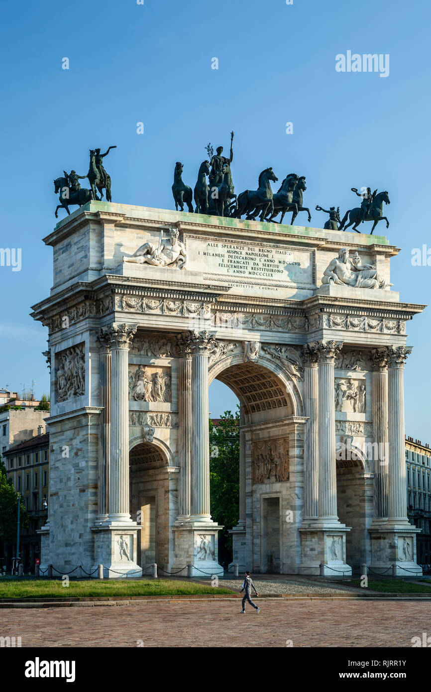 Arco della Pace e walker, Piazza Sempione, Milano, Italia Foto Stock