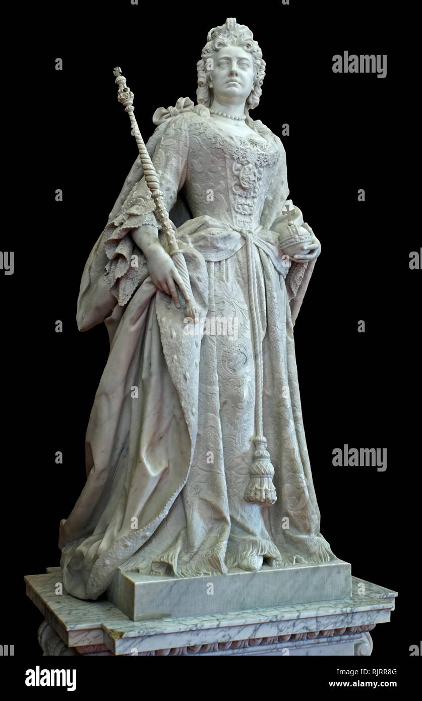 Statua in marmo di Queen Anne da Johannes Michel Rysbrack nella biblioteca presso il Palazzo di Blenheim, Oxfordshire, Inghilterra, è la principale residenza dei duchi di Marlborough. John Michael Rysbrack, (1694 - 1770), era un edificio del xviii secolo dello scultore fiammingo. Foto Stock
