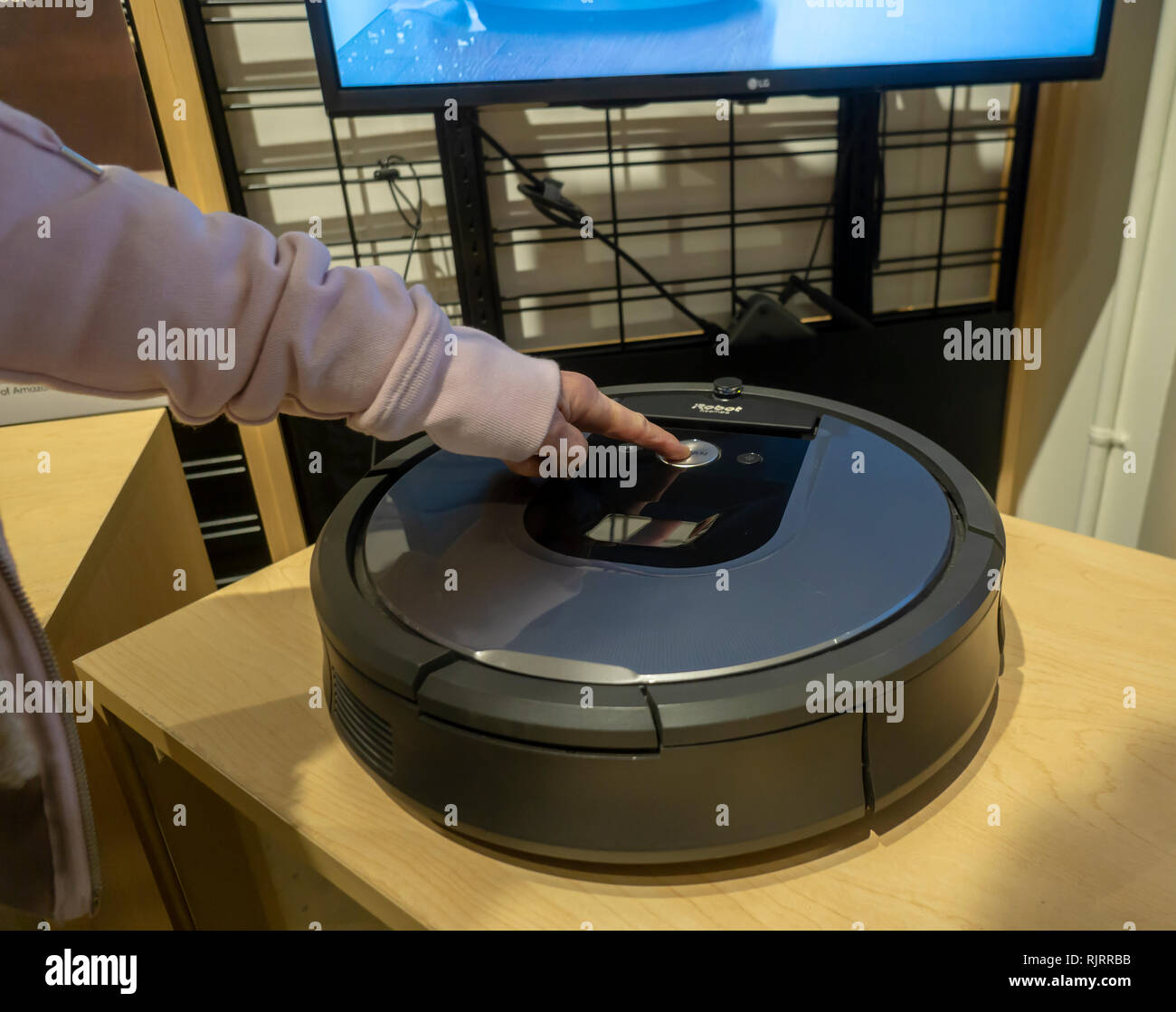 Un display di della iRobot Roomba aspirapolvere in un negozio a New York su Martedì, 5 febbraio 2019. iRobot è pianificato per rilasciare il quarto trimestre utile dopo la campana di domani. (© Richard B. Levine) Foto Stock Un display di della iRobot Roomba aspirapolvere in un negozio a New York su Martedì, 5 febbraio 2019. iRobot è pianificato per rilasciare il quarto trimestre utile dopo la campana di domani. (© Richard B. Levine) Foto Stock