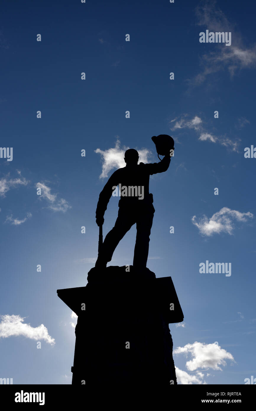 Lancashire Fusiliers Boer War Memorial, statua retroilluminata in Silhouette contro il cielo blu con nuvole chiare, a Bury lancashire uk Foto Stock