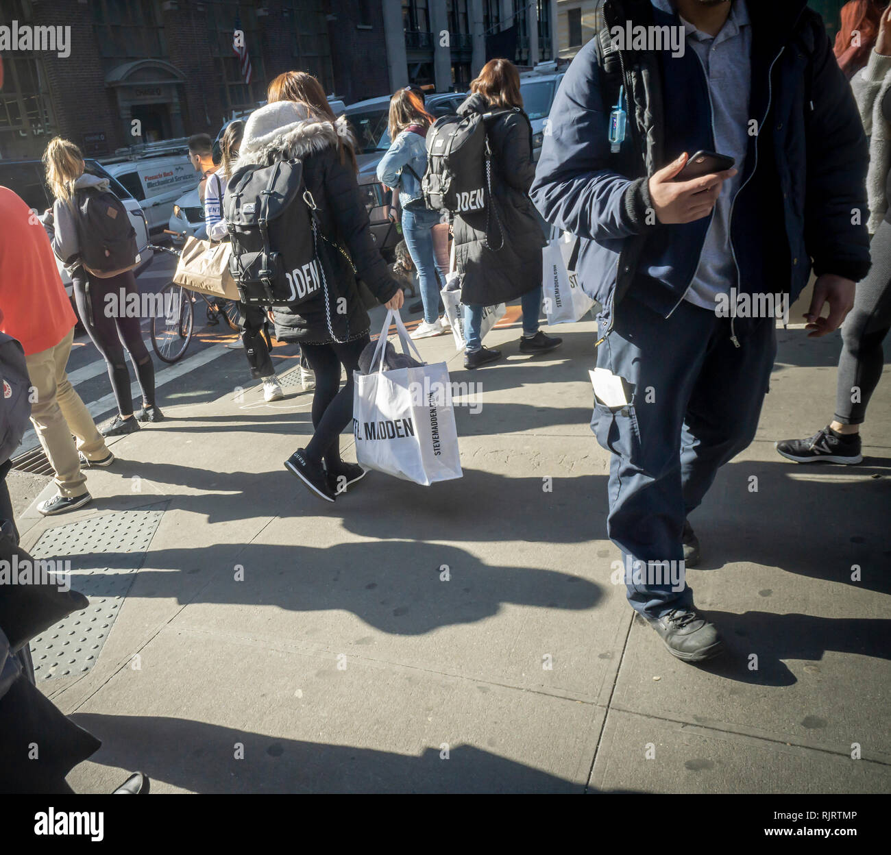 Le donne con Steve Madden negozi di marca borse e zaini nel quartiere di  Soho di New York Martedì, 5 febbraio 2019. (© Richard B. Levine Foto stock  - Alamy