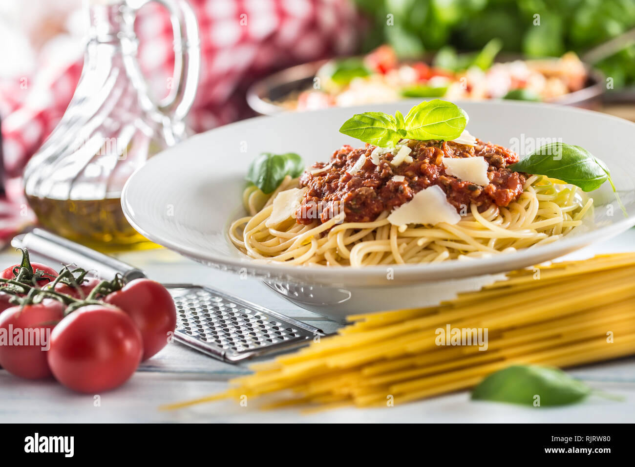 Chiudere la pasta italiana spaghetti alla bolognese in piastra bianca Foto Stock