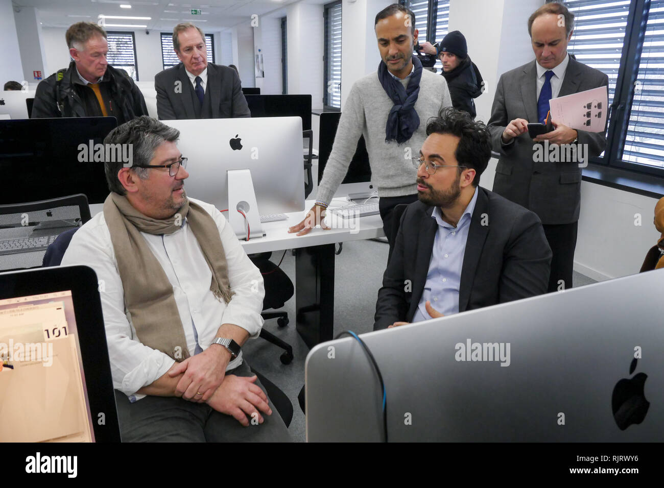 Lione, Francia, 7 Febbraio 2019: Mounir Mahjoubi, Francese Sottosegretario di Stato delegato per lo sviluppo digitale, è visto a Lione confluenza distretto centro-orientale (Francia) il 7 febbraio 2019 come egli paga visita a Rodano 101 scuola digitale come parte della nazionale di sedute di inclusività. Foto di credito: Serge Mouraret/Alamy Live News Foto Stock