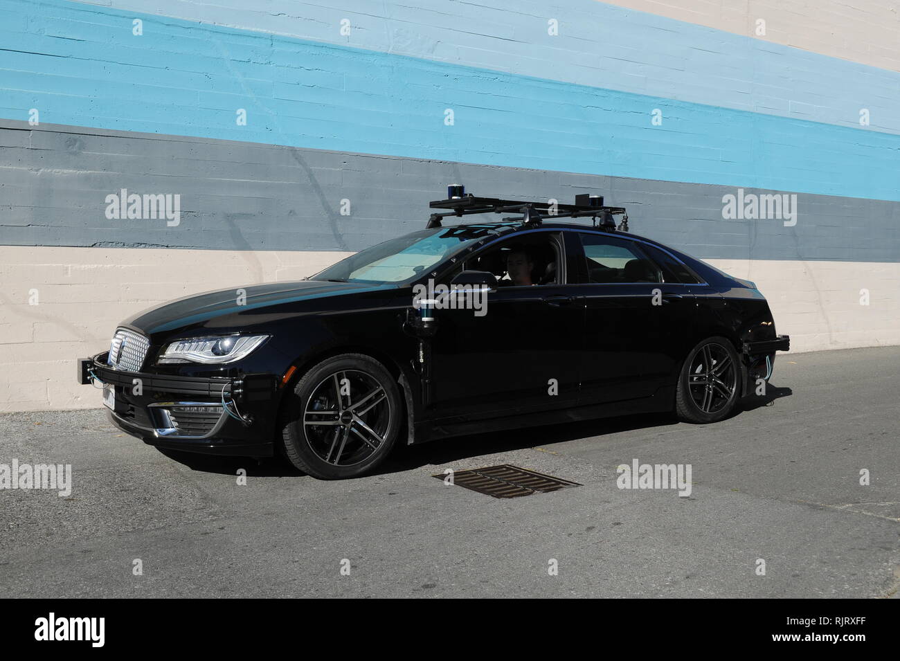 Palo Alto, USA. 07 Maggio, 2018. Un semovente per auto con Aurora start-up technology, un convertito marchio Lincoln veicolo. Il robot car company Aurora, fondata da diverse stelle del settore, ha sollevato 530 milioni di dollari dagli investitori. Il denaro sarà utilizzato per accelerare lo sviluppo della tecnologia. (A dpa 'circa mezzo miliardo di dollari per il robot carrello company Aurora' dal 07.02.2019) Credito: Andrej Sokolow/dpa/Alamy Live News Foto Stock