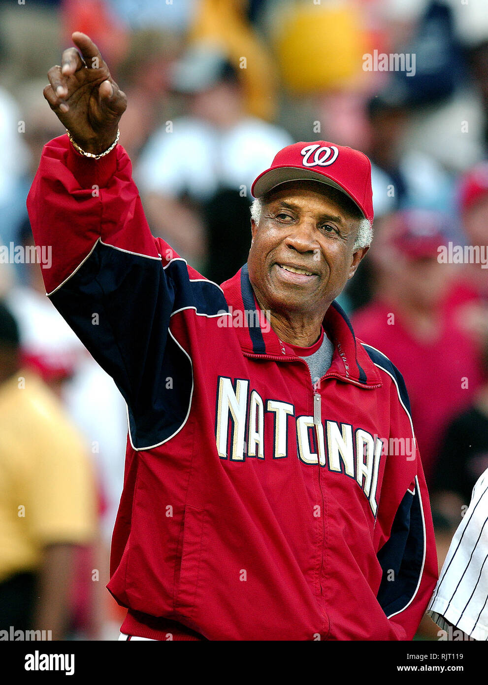 Washington, DC - 16 Giugno 2006 -- Washington cittadini manager Frank Robinson punti per alcuni tifosi prima di una partita contro i New York Yankees a RFK Stadium di Washington il 16 giugno 2006.Credit: Ron Sachs/CNP | Utilizzo di tutto il mondo Foto Stock