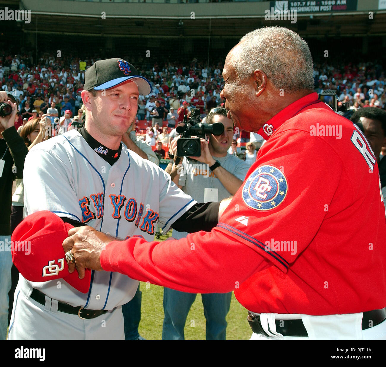 Washington DC - 1 Ottobre 2006 -- New York Mets pitcher Billy Wagner scuote le mani con Washington cittadini manager Frank Robinson prima al gioco a RFK Stadium di Washington il 1 ottobre 2006. Sarà Robinson's ultimo gioco come cittadini" manager. Credito: Ron Sachs/CNP [restrizione: No New York Metro o altri giornali nel raggio di 75 miglia da New York City] | Utilizzo di tutto il mondo Foto Stock