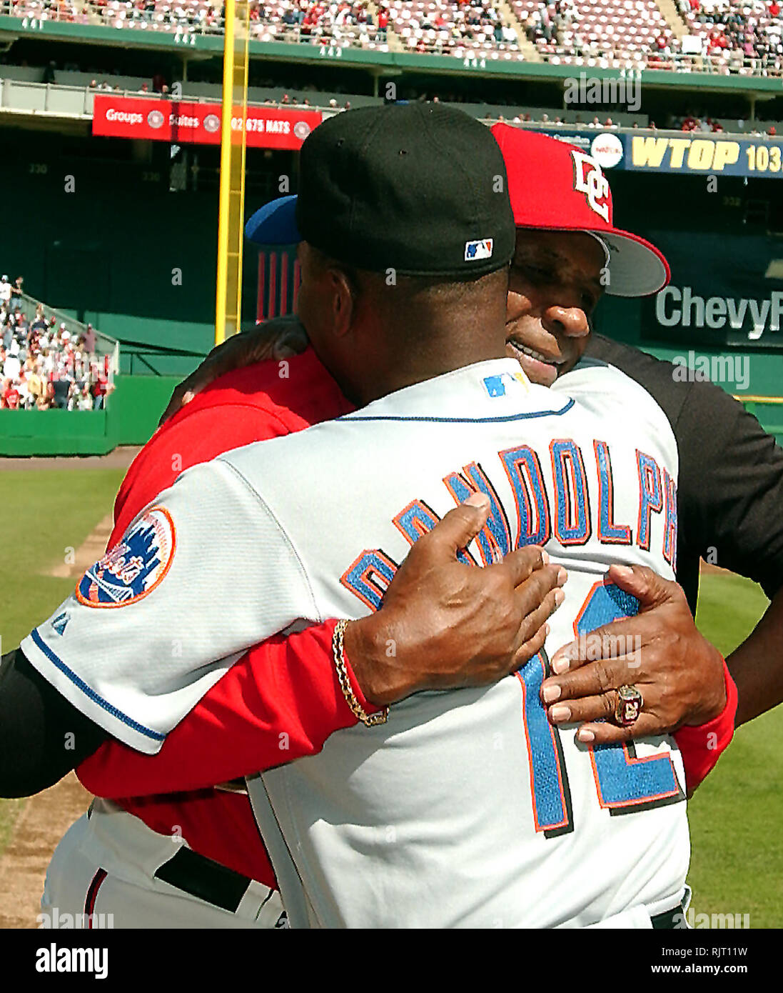 Washington DC - 1 Ottobre 2006 -- Washington cittadini manager Frank Robinson abbracci New York Mets manager Willie Randolph prima del loro gioco al RFK Stadium di Washington il 1 ottobre 2006. Sarà Robinson's ultimo gioco come cittadini" manager. Credito: Ron Sachs/CNP [restrizione: No New York Metro o altri giornali nel raggio di 75 miglia da New York City] | Utilizzo di tutto il mondo Foto Stock