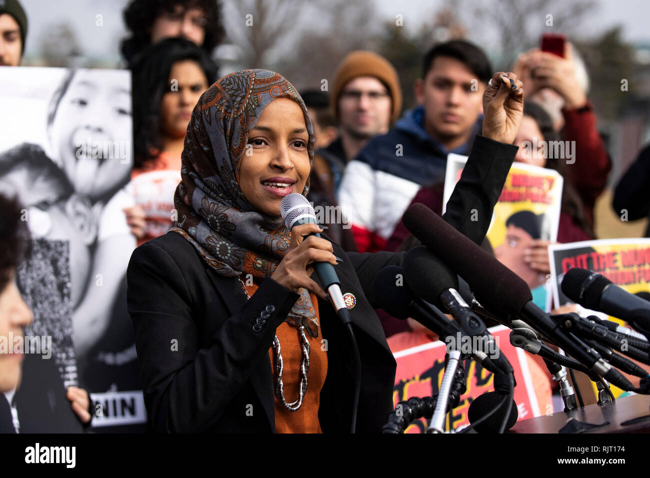 Washington, Stati Uniti d'America. 07 feb 2019. Rappresentante Ilhan Omar, democratico del Minnesota, parla nel corso di una conferenza stampa che chiede di porre fine alle detenzioni immigrati lungo il sud degli Stati Uniti border tenutosi al Campidoglio degli Stati Uniti in Washington, DC il 7 febbraio 2019. Credito: Alex Edelman/CNP | Utilizzo di credito in tutto il mondo: dpa/Alamy Live News Foto Stock