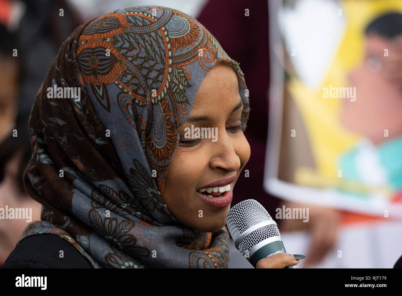 Washington, Stati Uniti d'America. 07 feb 2019. Rappresentante Ilhan Omar, democratico del Minnesota, parla nel corso di una conferenza stampa che chiede di porre fine alle detenzioni immigrati lungo il sud degli Stati Uniti border tenutosi al Campidoglio degli Stati Uniti in Washington, DC il 7 febbraio 2019. Credito: Alex Edelman/CNP | Utilizzo di credito in tutto il mondo: dpa/Alamy Live News Foto Stock