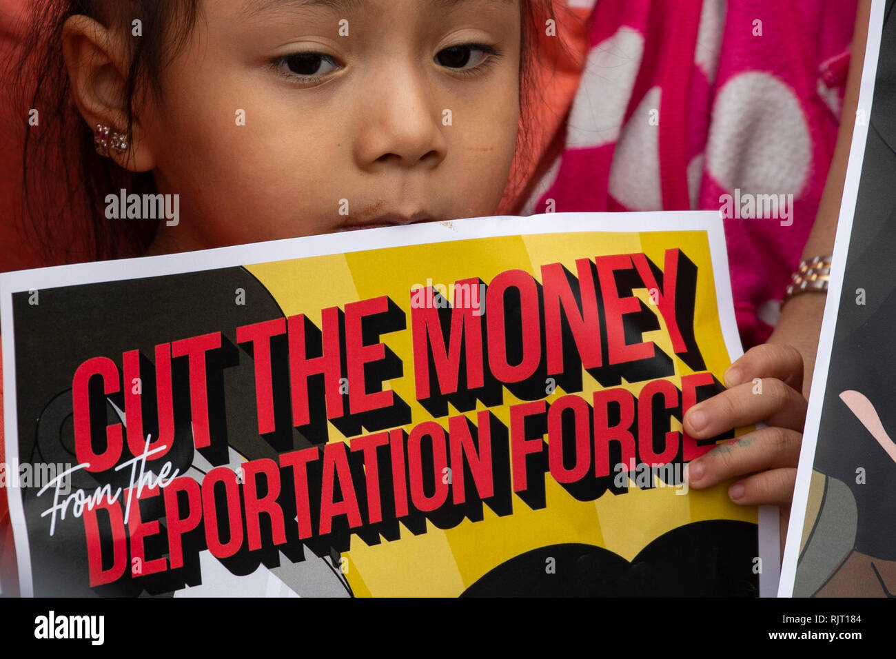 Un bambino guarda come rappresentante Alessandria Ocasio-Cortez democratici di New York, parla nel corso di una conferenza stampa che chiede di porre fine alle detenzioni immigrati lungo il sud degli Stati Uniti border tenutosi al Campidoglio degli Stati Uniti in Washington, DC il 7 febbraio 2019. Credito: Alex Edelman/CNP /MediaPunch Foto Stock