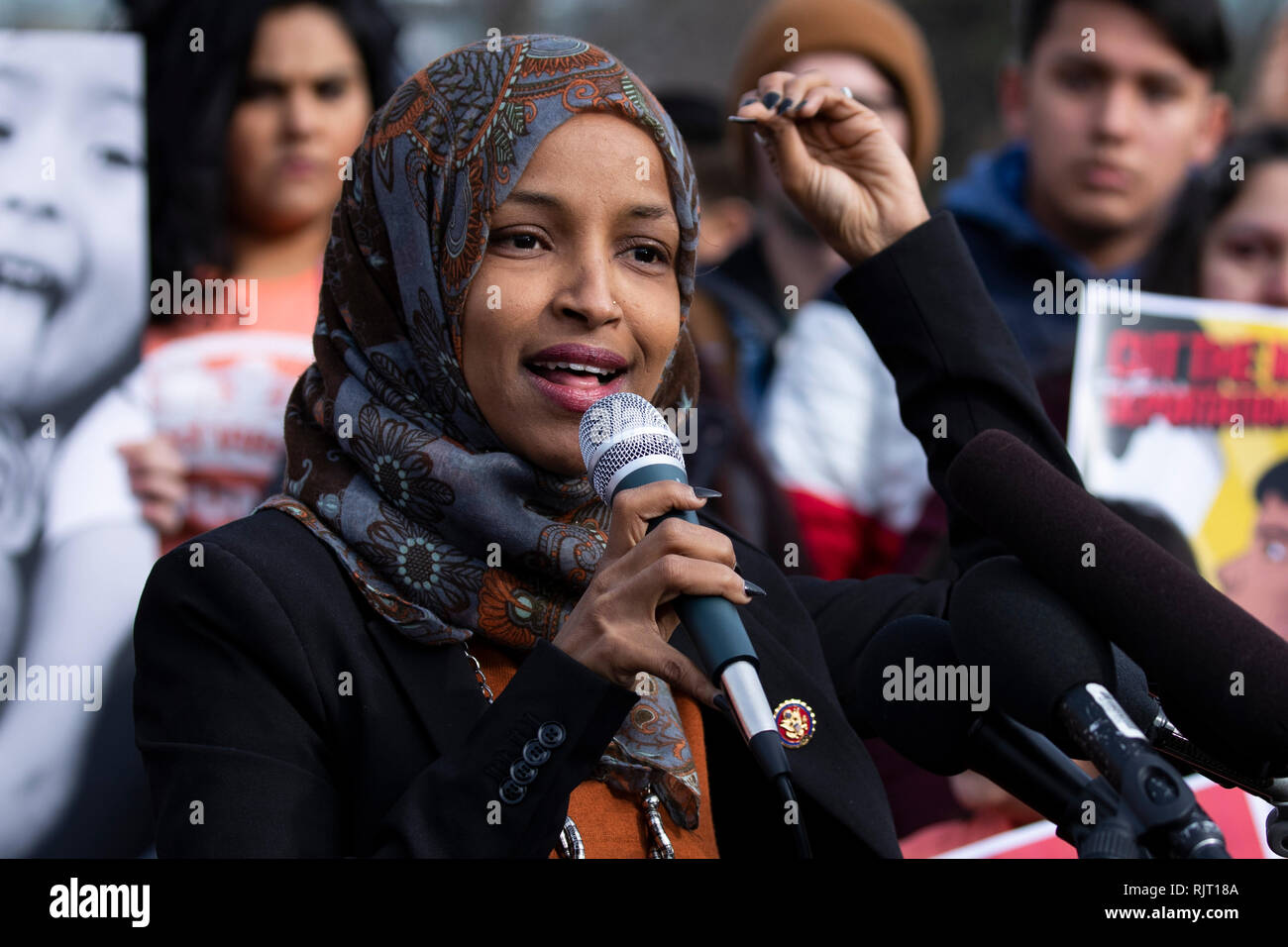 Rappresentante Ilhan Omar, democratico del Minnesota, parla nel corso di una conferenza stampa che chiede di porre fine alle detenzioni immigrati lungo il sud degli Stati Uniti border tenutosi al Campidoglio degli Stati Uniti in Washington, DC il 7 febbraio 2019. Credito: Alex Edelman/CNP /MediaPunch Foto Stock