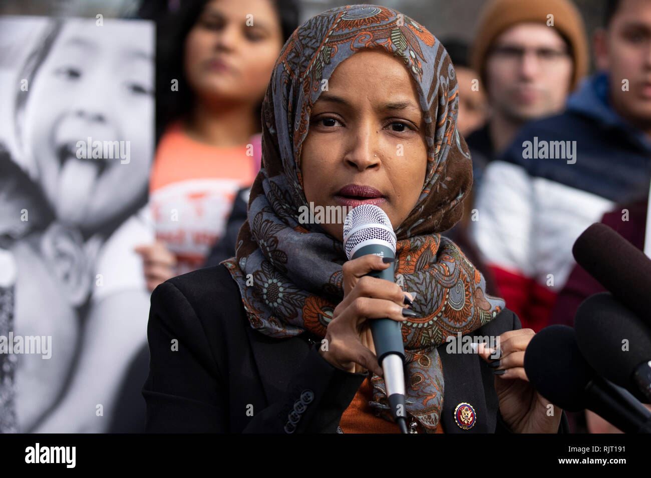 Washington, Stati Uniti d'America. 07 feb 2019. Rappresentante Ilhan Omar, democratico del Minnesota, parla nel corso di una conferenza stampa che chiede di porre fine alle detenzioni immigrati lungo il sud degli Stati Uniti border tenutosi al Campidoglio degli Stati Uniti in Washington, DC il 7 febbraio 2019. Credito: Alex Edelman/CNP | Utilizzo di credito in tutto il mondo: dpa/Alamy Live News Foto Stock