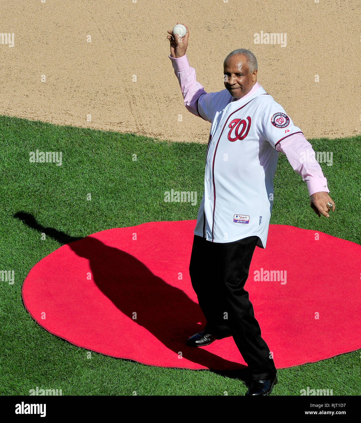 ***FILE FOTO*** Frank Robinson è passato a 83 Hall of Fame e outfielder ex cittadini di Washington manager Frank Robinson butta fuori la prima sfera a cittadini Park prima di gioco 3 della NLDS contro il St. Louis Cardinals in Washington, DC il Mercoledì, Ottobre 10, 2012. I Cardinali ha vinto il gioco 8 - 0.Credit: Ron Sachs/CNP /MediaPunch Foto Stock