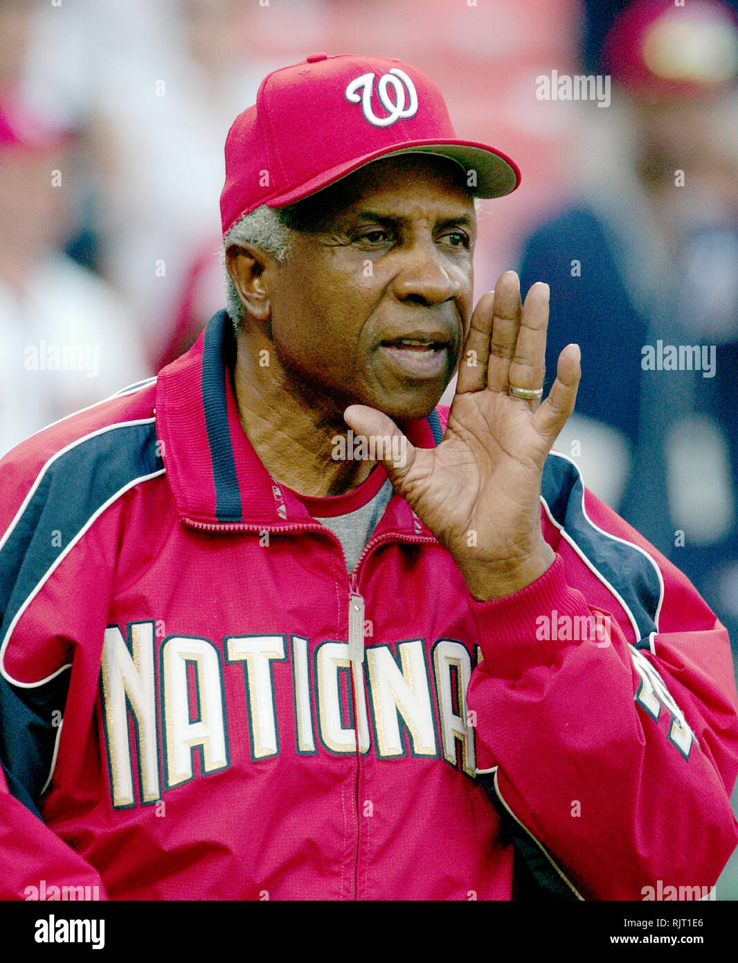 ***FILE FOTO*** Frank Robinson è passato a 83 Washington DC - 16 Giugno 2006 -- Washington cittadini manager Frank Robinson esclamazioni di alcuni tifosi prima di una partita contro i New York Yankees a RFK Stadium di Washington il 16 giugno 2006.Credit: Ron Sachs/CNP /MediaPunch Foto Stock