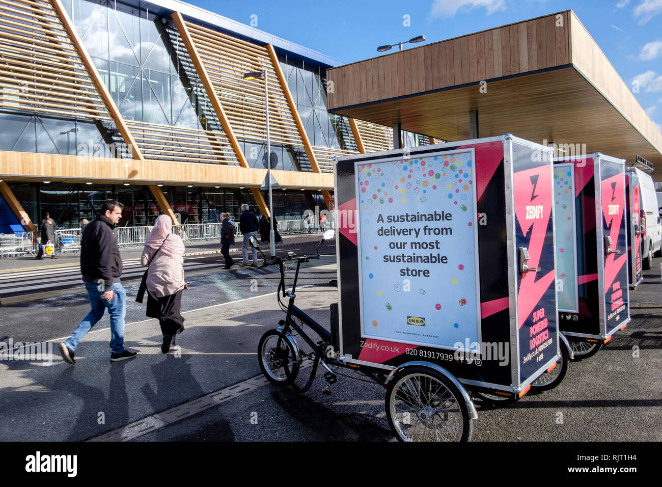 Londra, Regno Unito. 7 febbraio 2019. Svedese di mobili e masserizie azienda IKEA apre il nuovo store a Greenwich, a sud-est di Londra. Il nuovo negozio diventa il quarto per essere aperto nell'area di Londra ed è sostenuto di essere la più sostenibile sotto il profilo ambientale dell'azienda punti vendita nel Regno Unito. Zedify biciclette elettriche sono disponibili a consegnare le merci più piccoli entro poche ore per un pagamento a seconda della dimensione della casella richiesto. Credito: mark phillips/Alamy Live News Foto Stock