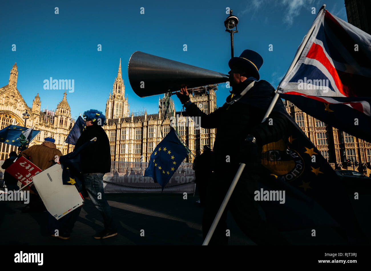 London, Regno Unito - Febbraio 7, 2019: Steve Bray, fondatore di Sodem (Stand di Defiance Movimento Europeo), protestando contro Brexit al di fuori della casa del Parlamento, il London Credit: Alexandre Rotenberg/Alamy Live News Foto Stock