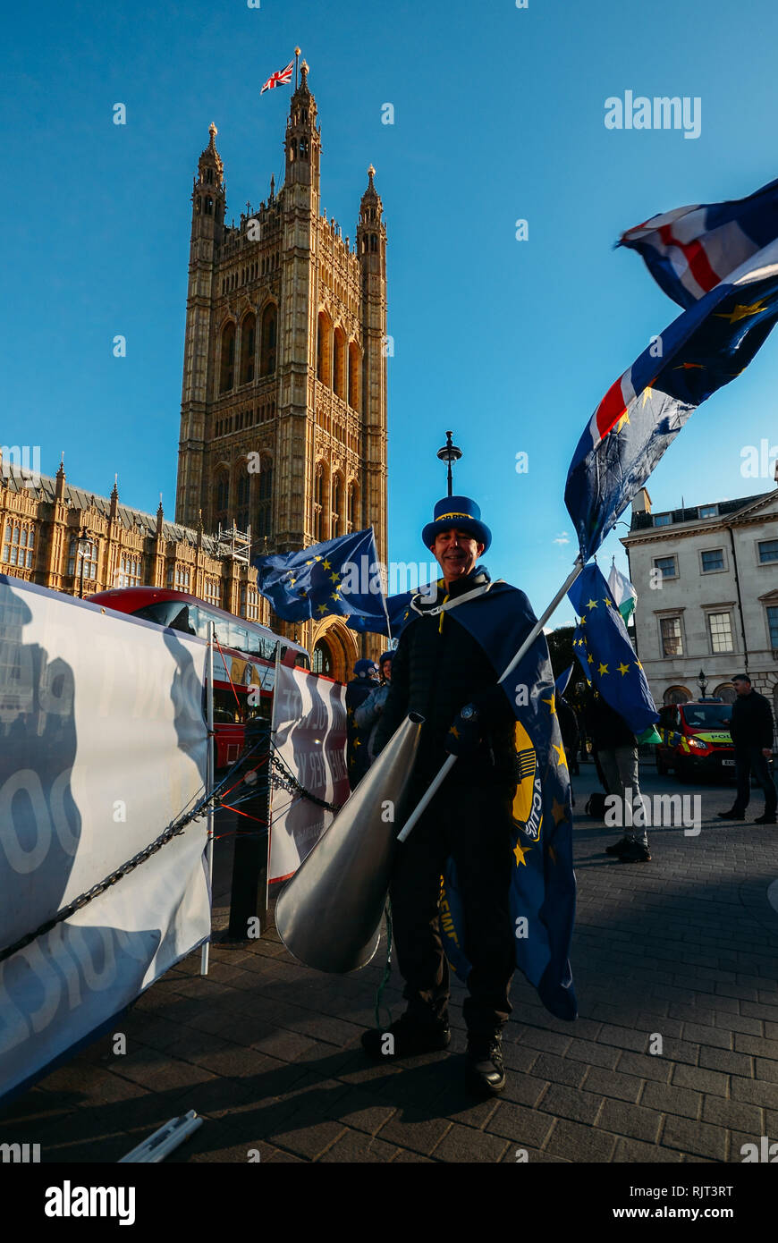 London, Regno Unito - Febbraio 7, 2019: Steve Bray, fondatore di Sodem (Stand di Defiance Movimento Europeo) protestando contro Brexit al di fuori della casa del Parlamento, il London Credit: Alexandre Rotenberg/Alamy Live News Foto Stock