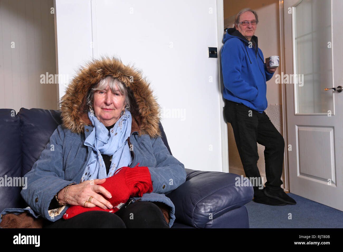 Yelland, Devon, Regno Unito. 8 Feb 2019 Un ribelle giovane hanno salvato se stessi a £15.000 rifiutando di utilizzare il loro riscaldamento centrale - per gli ultimi dieci anni. E Joanne e Jim Bell dicono di essere adattato in modo ben nessuno di loro è stato malato in quel momento. Nonostante il congelamento inverni britannico il paio di Yelland, Devon non hanno alcuna intenzione di smettere di fumare. Amante della fauna selvatica onorevole Bell ha detto il movimento è stato realizzato originariamente in segno di protesta contro la proliferazione delle centrali eoliche. Credito: apice/Alamy Live News Foto Stock