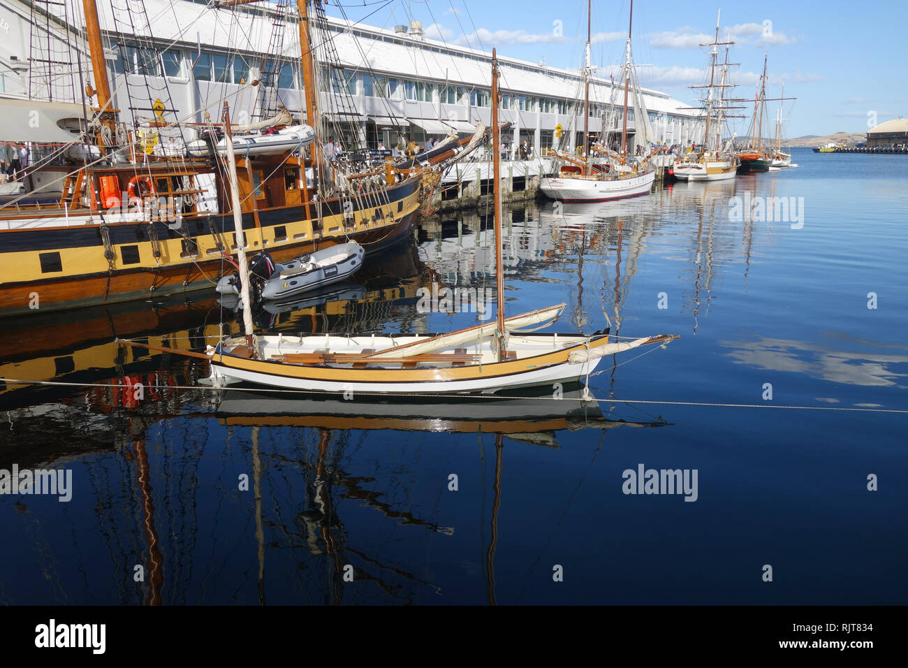 Hobart, Tasmania, Australia, 8 feb 2019. Molte navi storiche tra cui tall ships sono attualmente ormeggiato a Elizabeth St Pier e disponibile per ispezione e gite in barca a vela. Il 2019 Australian Imbarcazione in legno Festival celebra la corrente e storico e della costruzione navale è uno del mondo più attesi eventi marittima. Credito: Suzanne lunghe/Alamy Live News Foto Stock