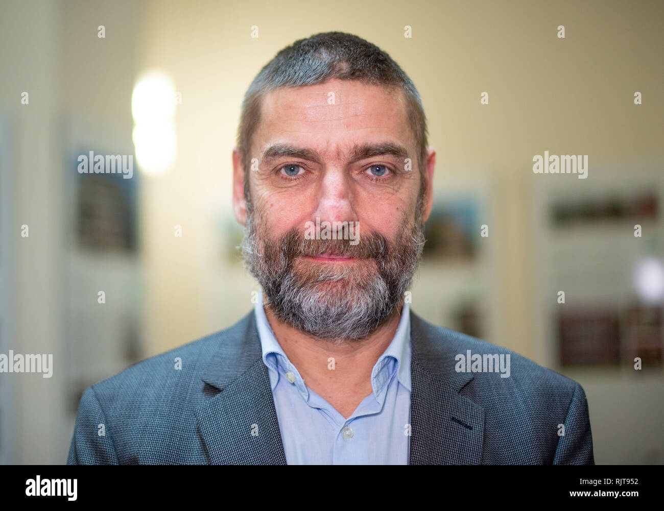 Dresden, Germania. 07 feb 2019. Hartmut Ritschel, curatore della mostra attuale dell'Ufficio statale sull'architettura modernista in Baviera, sorge in spazio espositivo. Credito: Monika Skolimowska/dpa-Zentralbild/dpa/Alamy Live News Foto Stock